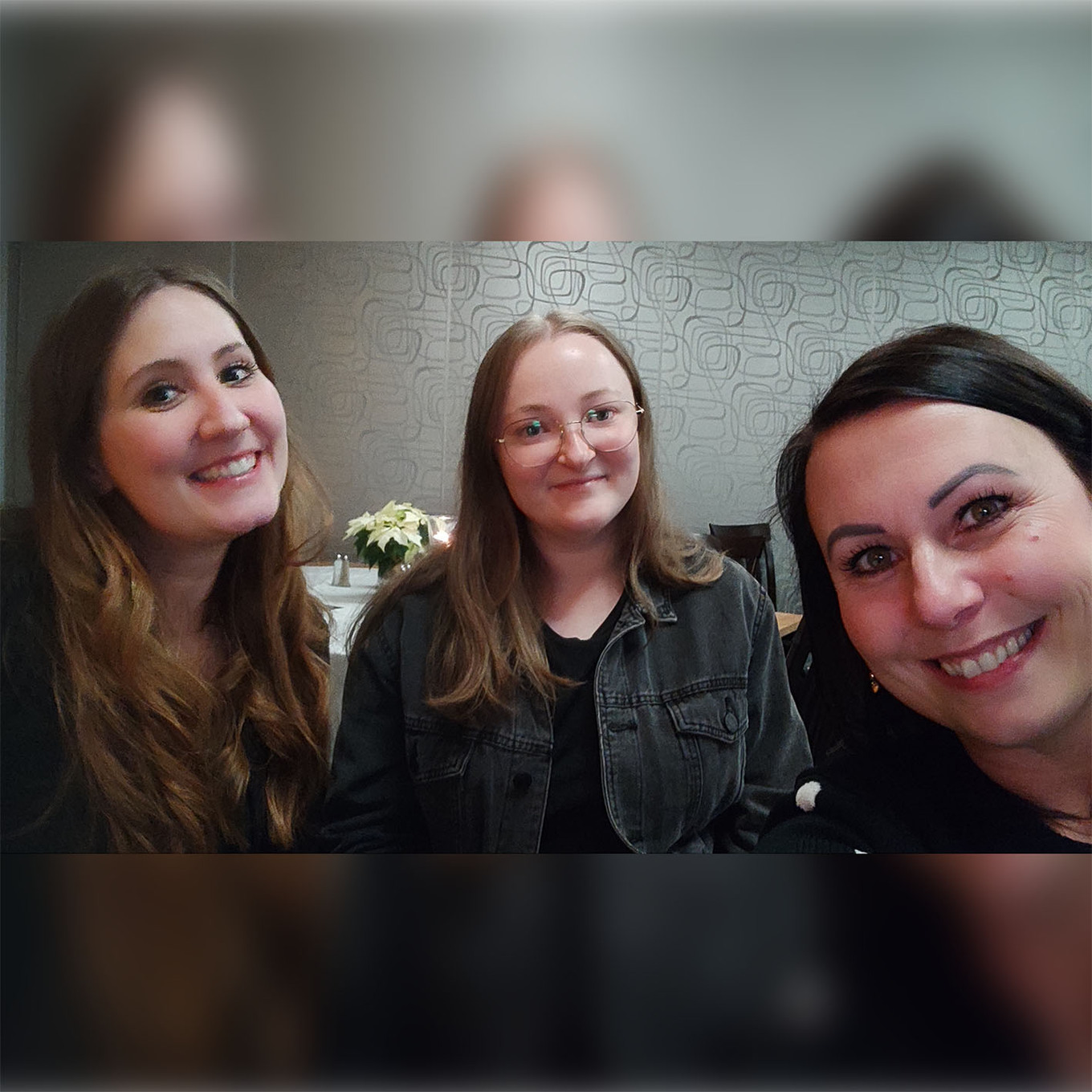 Selfie von 3 lächelnden Frauen in einem Innenraum