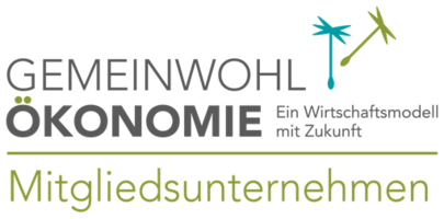 das Logo Gemeinwohl-Ökonomie zeigt den grauen Schriftzug "GEMEINWOHL ÖKONOMIE" und darunter, getrennt durch eine olivgrüne Linie, den Text "Mitgliedsunternehmen", flankiert von einem türkis-grünen Icon 